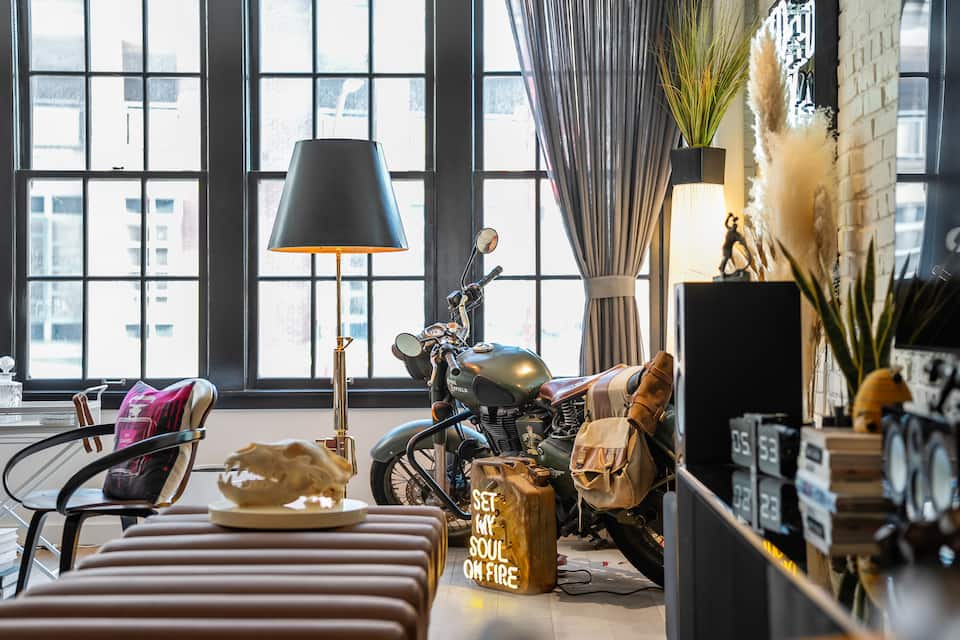 A designer's loft in a 1910 warehouse, Vancouver, British Columbia, Canada, photo 7 of 10