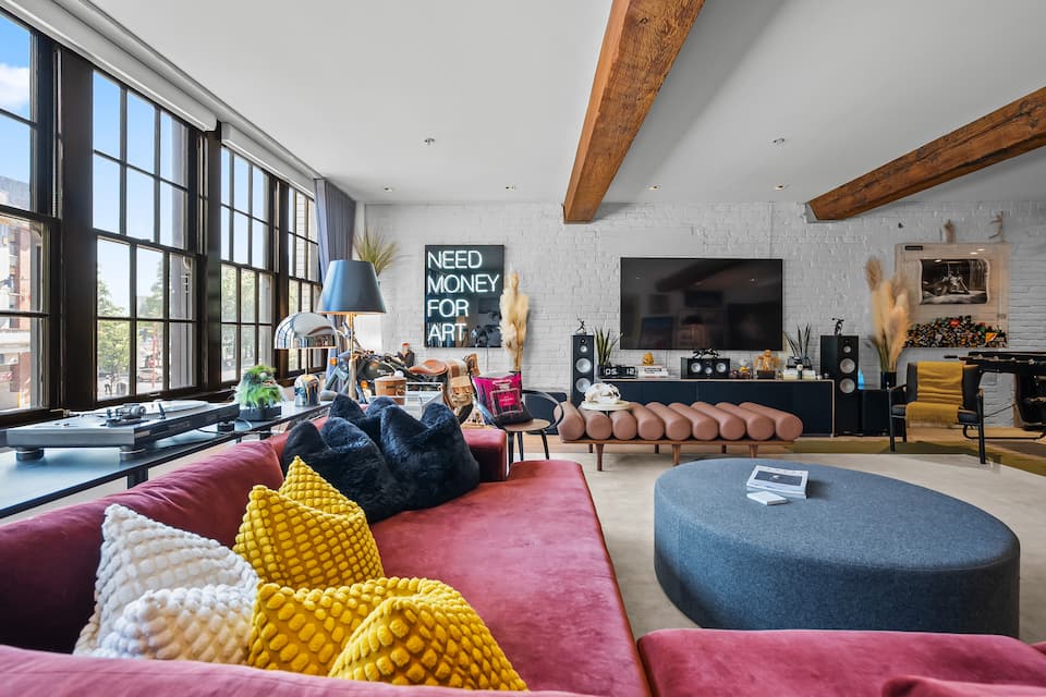 A designer's loft in a 1910 warehouse, Vancouver, British Columbia, Canada, photo 3 of 10