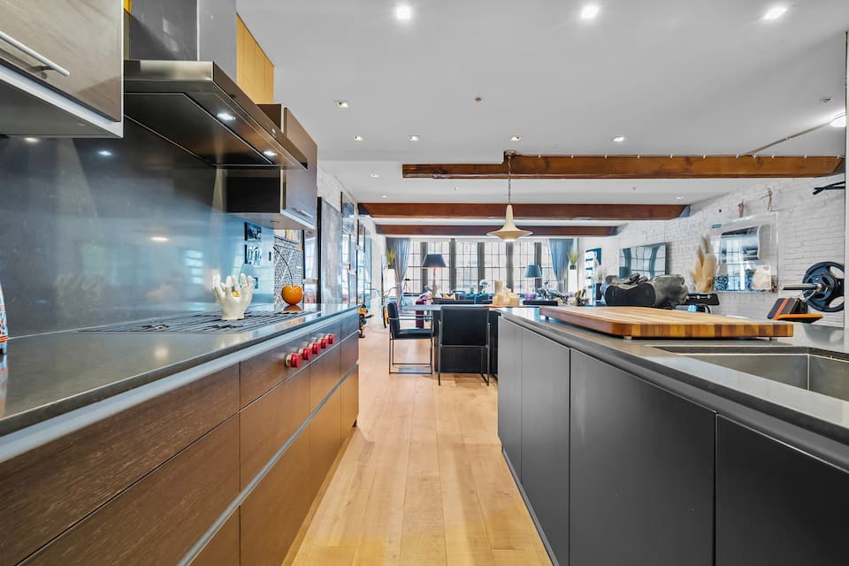 A designer's loft in a 1910 warehouse, Vancouver, British Columbia, Canada, photo 6 of 10