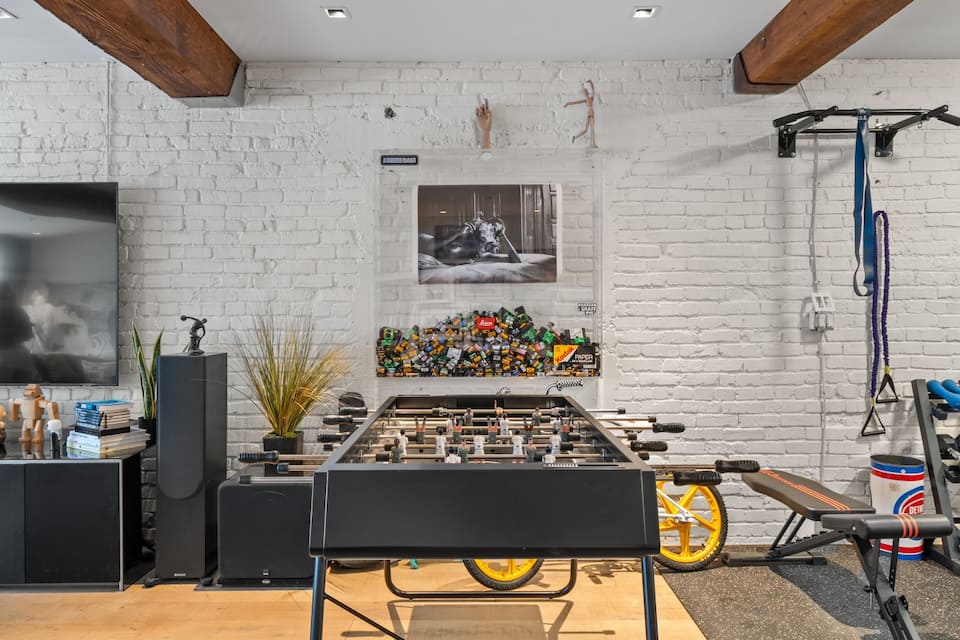 A designer's loft in a 1910 warehouse, Vancouver, British Columbia, Canada, photo 2 of 10