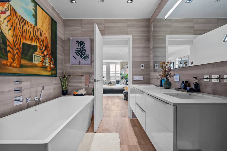 A designer's loft in a 1910 warehouse, Vancouver, British Columbia, Canada, photo 9 of 10