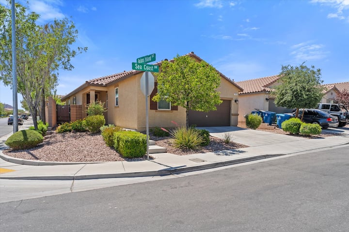 Luxe Sunset Retreat - Henderson, NV