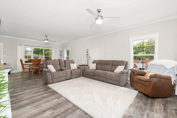 New! Lakefront, Huge Dock, Firepit, Sleeps 15 - Lake Gaston