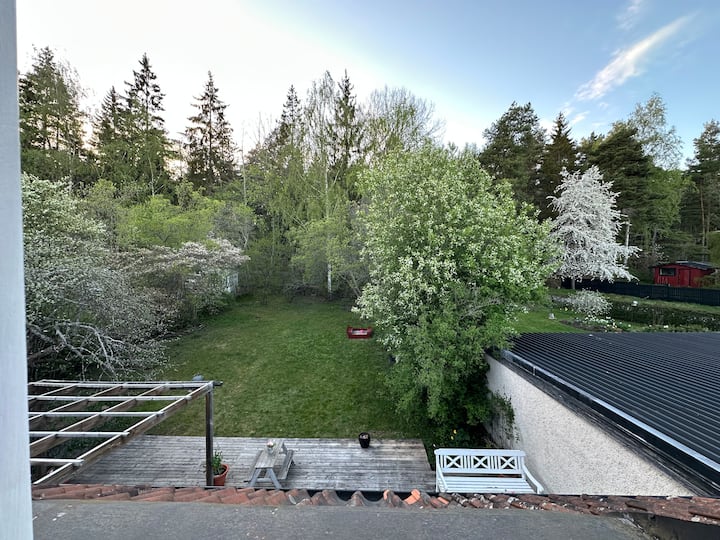 Fantastiskt Hus, Nära Skog, Lek Och Kommunikation - Upplands Väsby