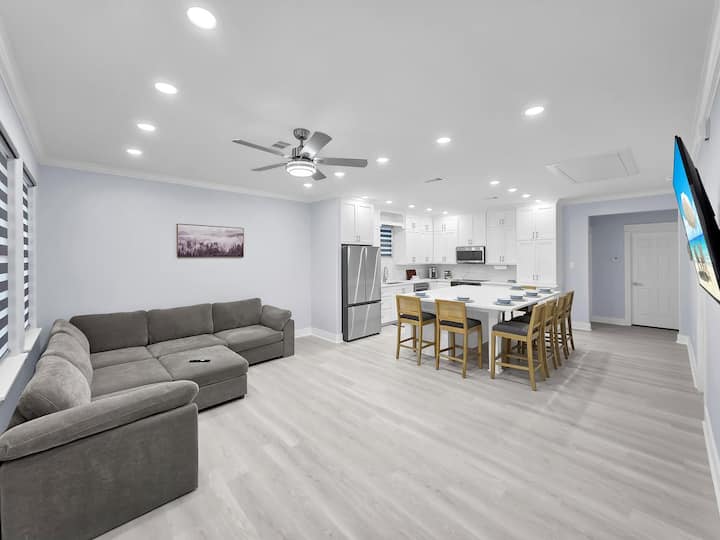 Cozy Beach House - Crystal Beach, TX