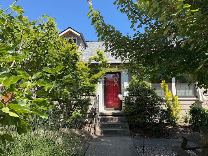 Uber-walkable 2+2 Home W/ Backyard, Game Room - Portland, OR