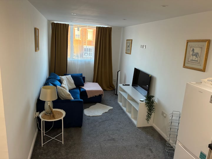 Modern 2-bed Flat, 1 Min To Station & Amenities. - グール