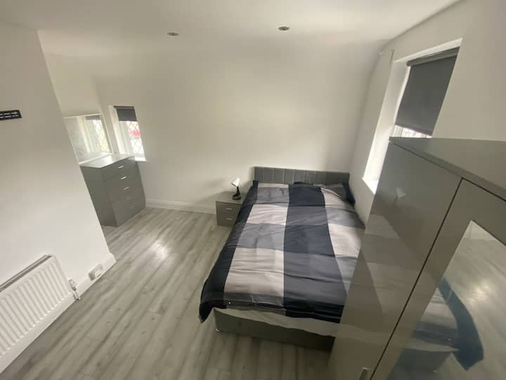 5 Luxury Rooms With Hot Tub & Games Area - Basildon