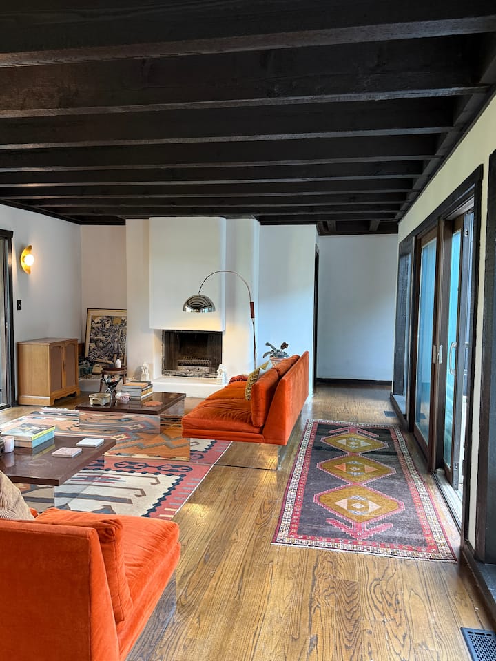 Luxury Architectural Home Minutes From World Cup - Lawrence, KS
