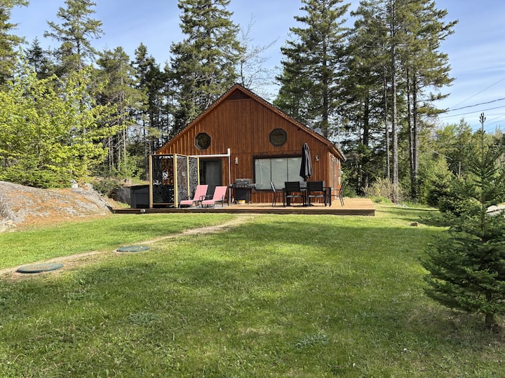 Cottage In Falls Lake With Hot Tub/partridge Perch - Nova Scotia