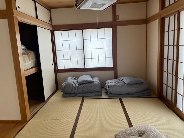 ベッドではなく、日本式の掛け布団と敷布団です。マットレスもご用意できますので、ご希望をお知らせください。