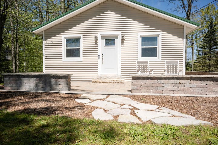 Buck & Birch Run, All Seasons Remodeled Cottage! - Charlevoix, MI