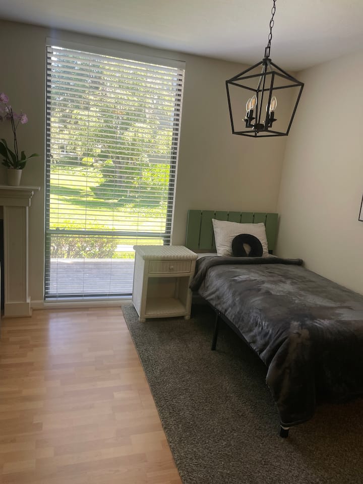 Semi-private Sleeping Room, Semi Furnished - San Mateo, CA
