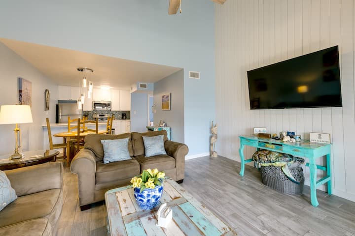 Waterfront Key Allergo Condo W/ Pool & Boat Slip - Rockport, TX