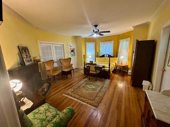 The Gold Room/spacious Victorian Inn - Gaithersburg, MD