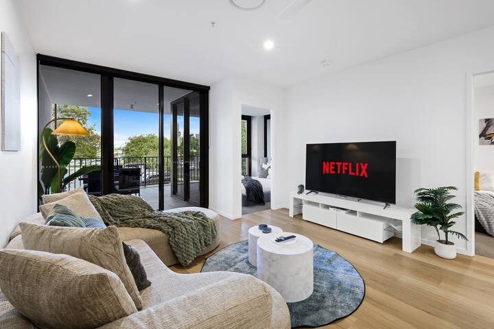 Luxury Riverfront 2br | Balcony+pool+gym+parking - Surfers Paradise