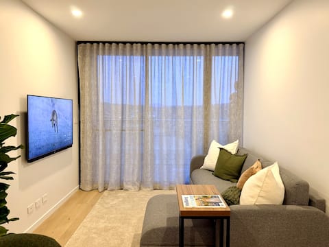 Successful Airbnb property: Premium 2 Bed Apartment in The Shard | Woden in Phillip