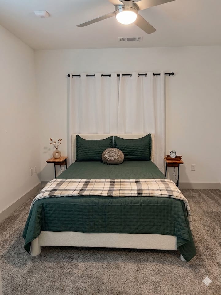 Modern Minimalist 2br Stay W/ Pool Access - San Antonio