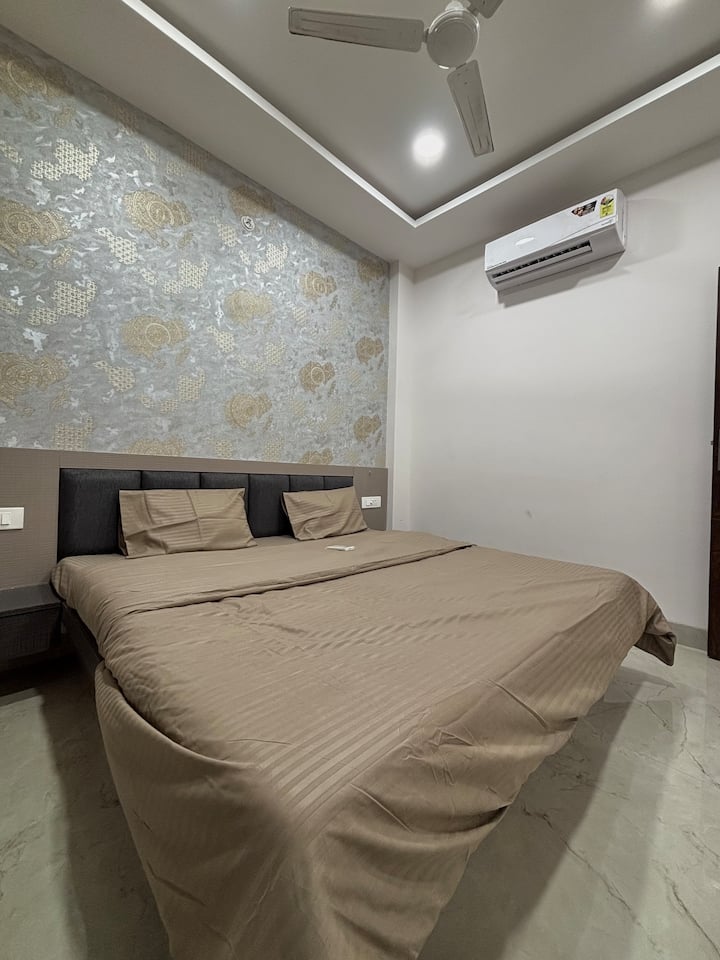 Skyline Stays | Luxury 1 Bhk | Indore - Indore