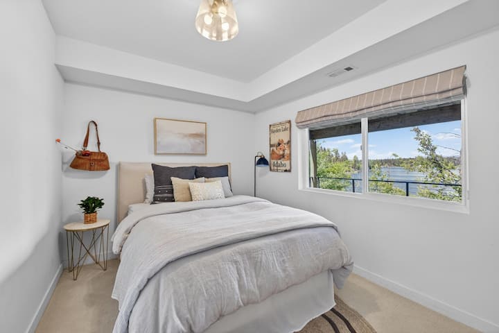 Lower-level queen bedroom with lake views.