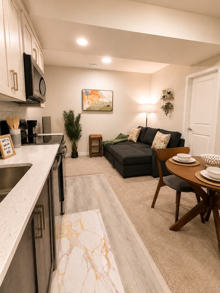Modern Cozy One Br Home In South West Calgary - Calgary