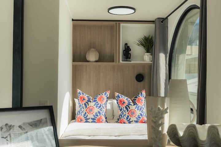 Modern City Studio With Pool Deck & Mountain Views - Camps Bay