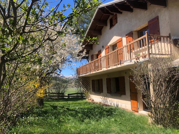 Rez De Chalet à Louer, Dans Le Jardin ! - Ancelle
