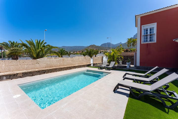 Piscina privada y solárium con tumbonas en Villa Maronata