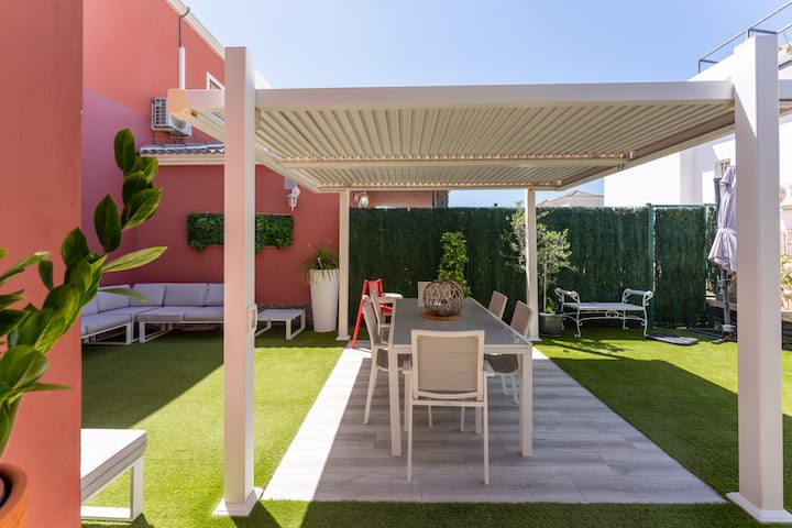 Pérgola con comedor exterior para 6 y zona chill-out