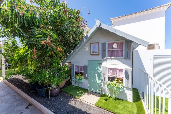 Casita de madera infantil en el jardín de Villa Maronata