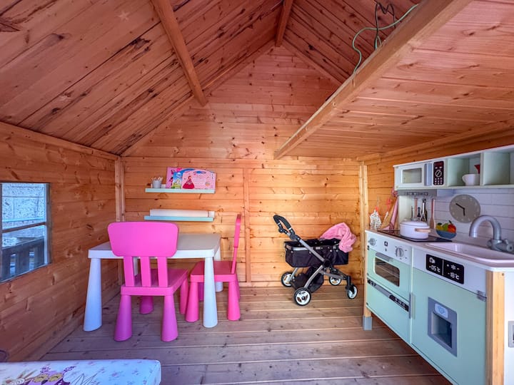 Interior de la casita infantil con cocinita y juguetes
