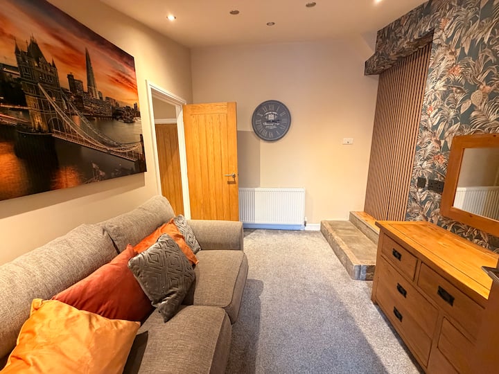 ‘The Annex’
Patio Area & Hot-tub - Southport