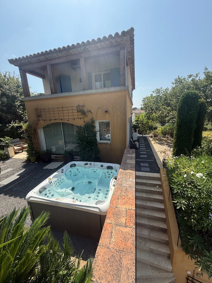 Maison Vue Château Et Jacuzzi - Cogolin