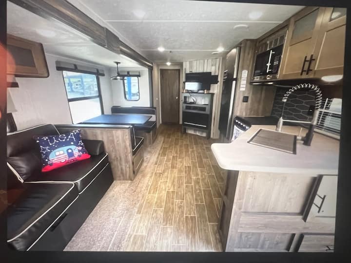 Beautifully Furnished One Bedroom 32' Rv - Chicago, IL