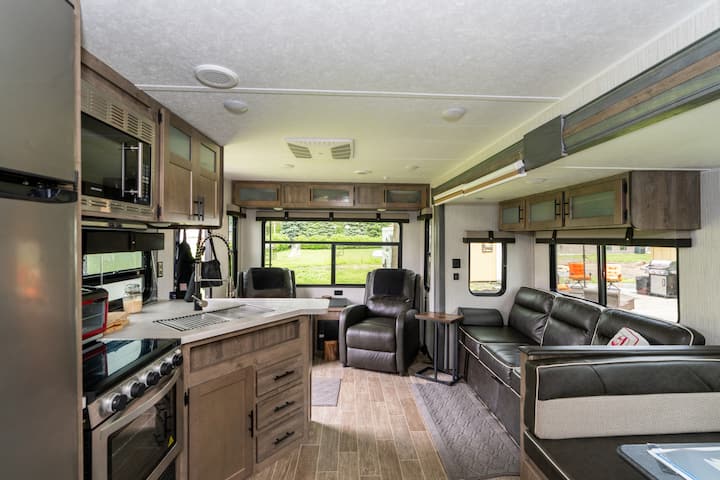 Beautifully Furnished One Bedroom 32' Rv - Chicago