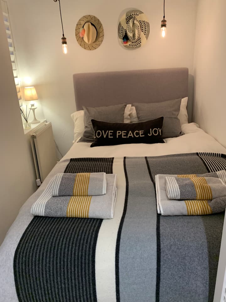 Cozy Second Sm.
ห้องนอนเตียงใหญ่ตามคำขอ 