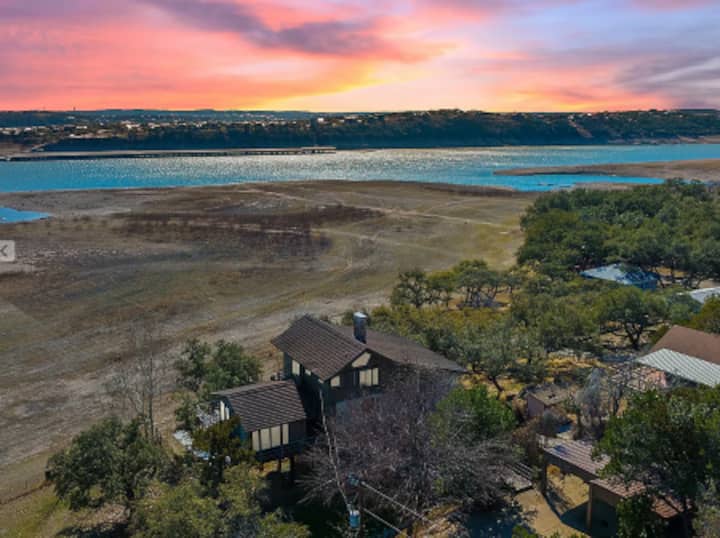 The Treehouse Lakefront Retreat - Lakeway, TX