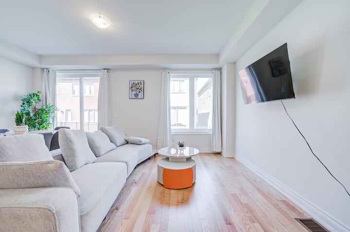 Pickering 4br Townhouse/near 401&407 & Town Centre - Pickering