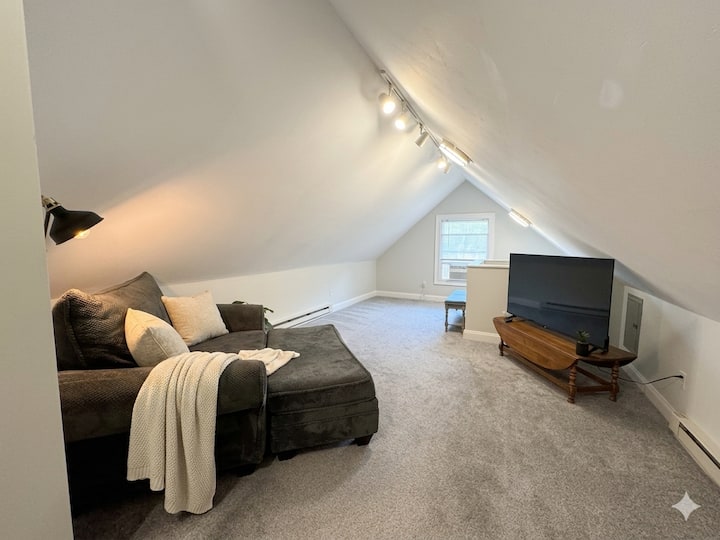 A-frame Loft Near Metro-north | Queen + Kitchen - New Canaan, CT