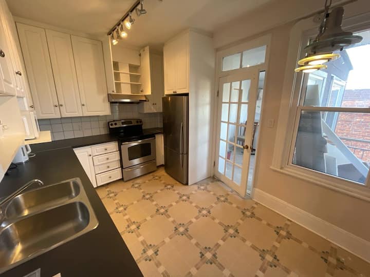 Spacious 6br Apartment Near University & Metro - Dorval