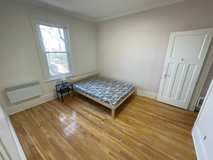 Spacious 6br Apartment Near University & Metro - Montréal, QC