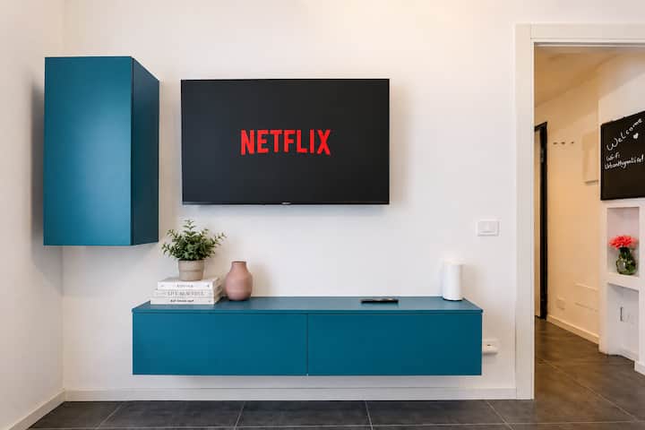 Sala de estar moderna y luminosa con un cómodo sofá cama, Smart TV y detalles de diseño pensados para ofrecer relajación y comodidad durante la estadía.