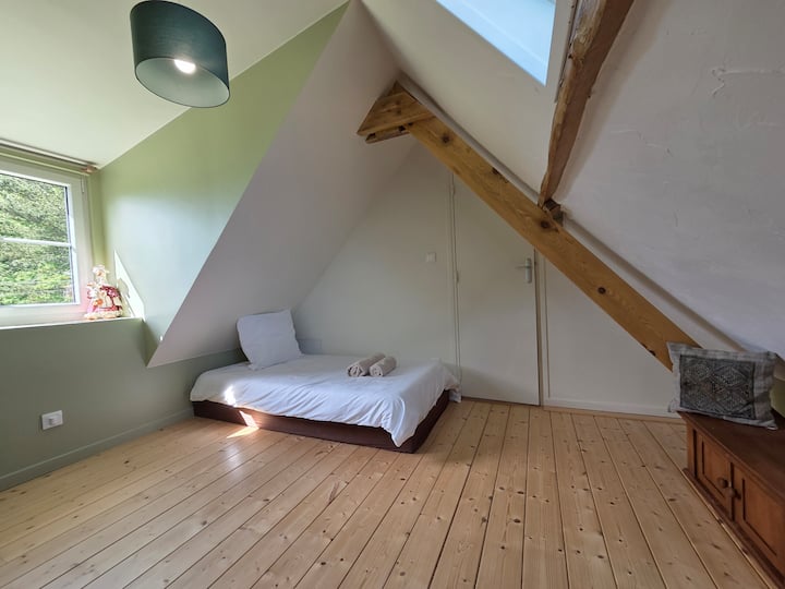 Un lit bébé et un lit une personne