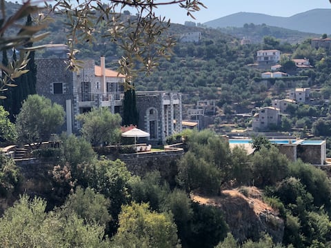 Entire 6 Bed Ensuite Villa - Infinity Pool!