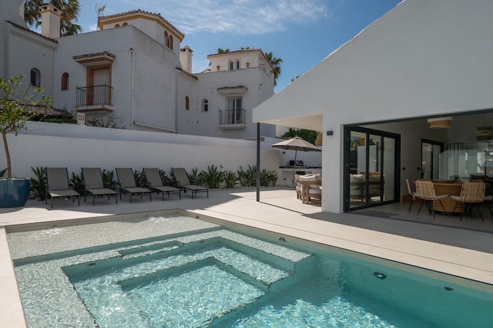 Beachside Villa | 4 Br | Walk To Puerto Banus - Marbella