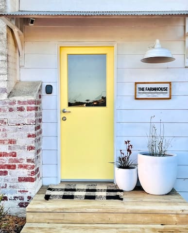 The Little Farmhouse-Historic Ocean View Homestead