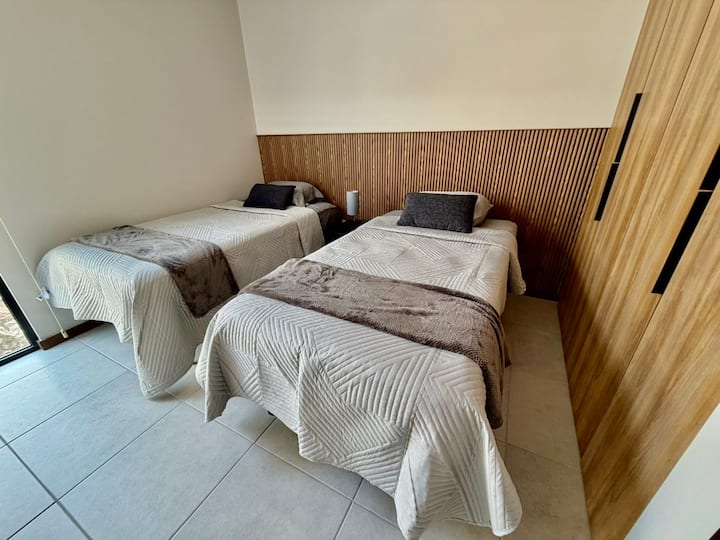 Dy krevate tekë dhe një dollap. Nuk ka ajër të kondicionuar, por ka ventilator.