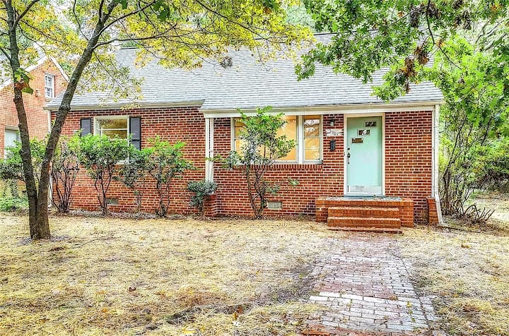 Cozy Brick Carillon Cottage In Byrd Park - Richmond, VA