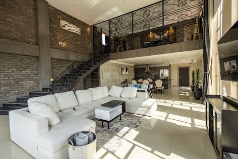 Successful Airbnb property: Luxury Penthouse, foosball table, and 65" screen in Toluca
