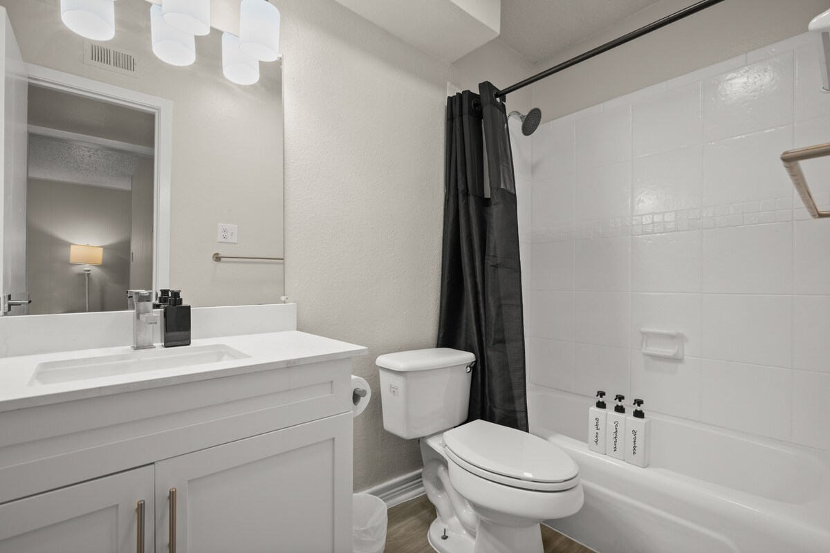 Walk to UT! Spacious 2-Queen Suite w/ Free Parking